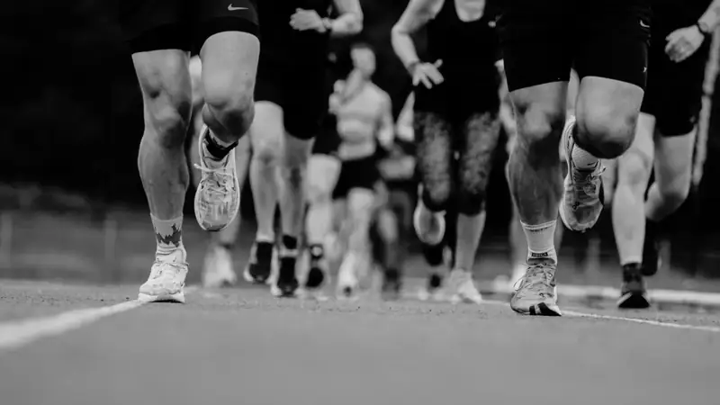 Atletas a correr na pista numa corrida da «Deadly Dozen»