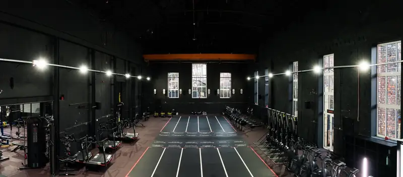 Pistas e equipamento de treino em recinto fechado no Instituto de Fitness Racing