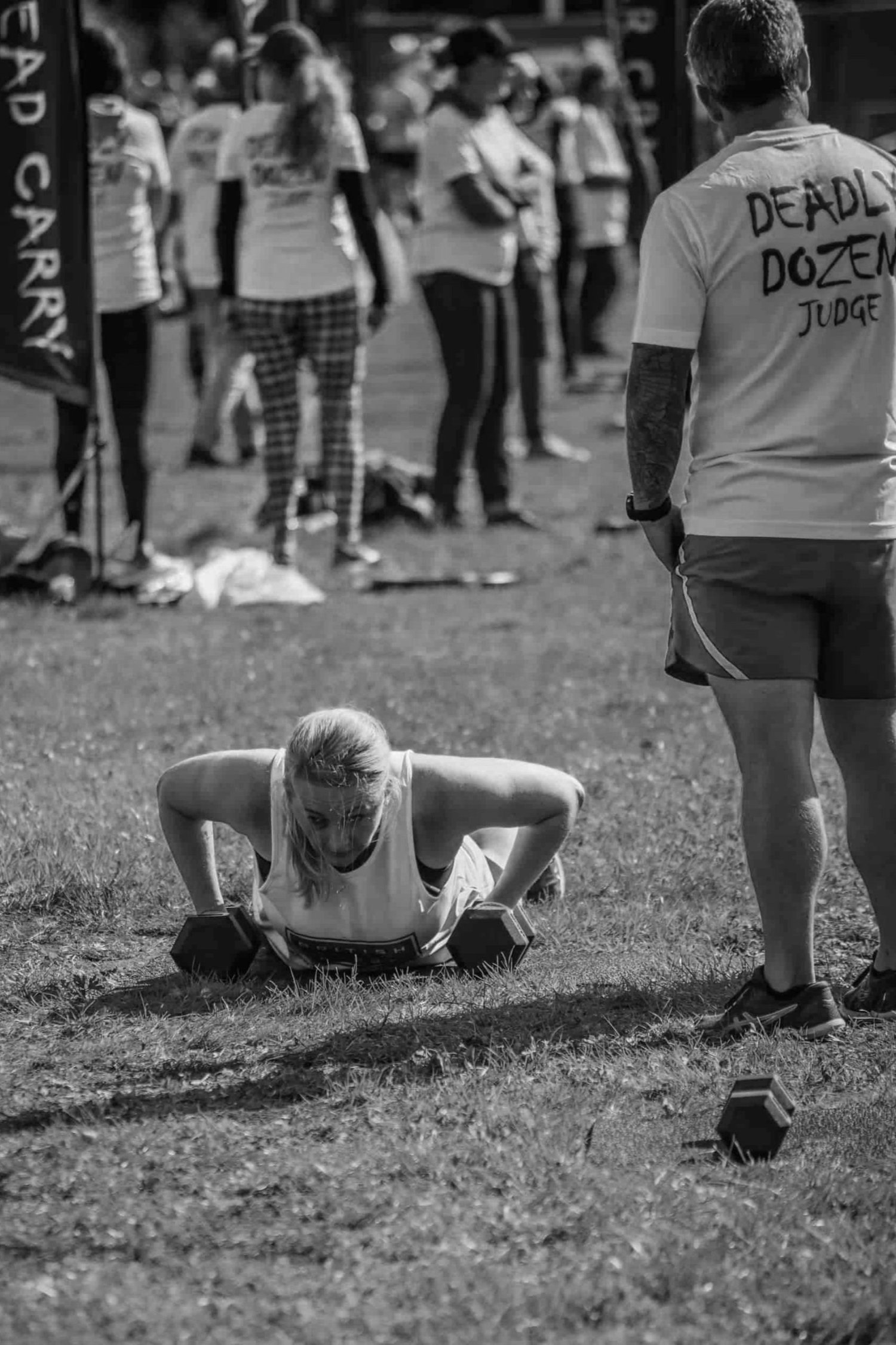 Atleta a terminar com «devil presses» com halteres, o décimo segundo e último exercício