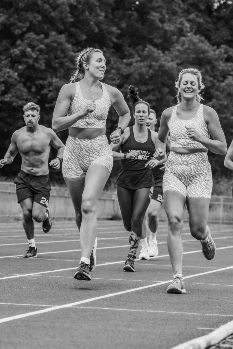 Atletas a correr uma volta de 400 m na pista de atletismo