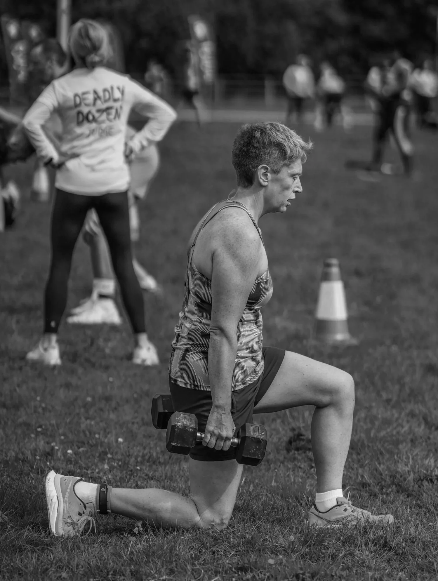 Atleta a realizar lunges em marcha com halteres no «Lunge Labour»
