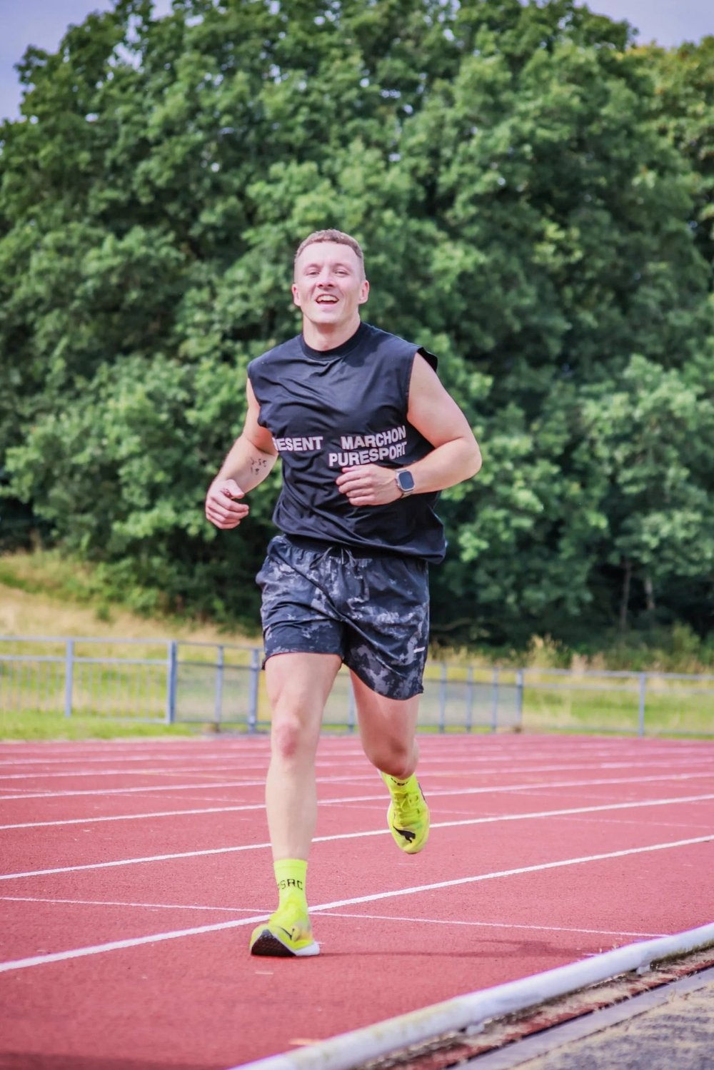 Atletas a competir entre as «Journeys» e as «Labours» numa pista de atletismo
