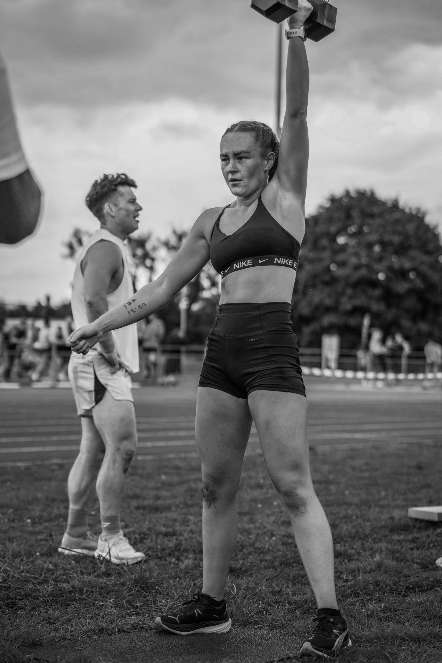 Atleta a realizar um snatch com halteres no Snatch Labour