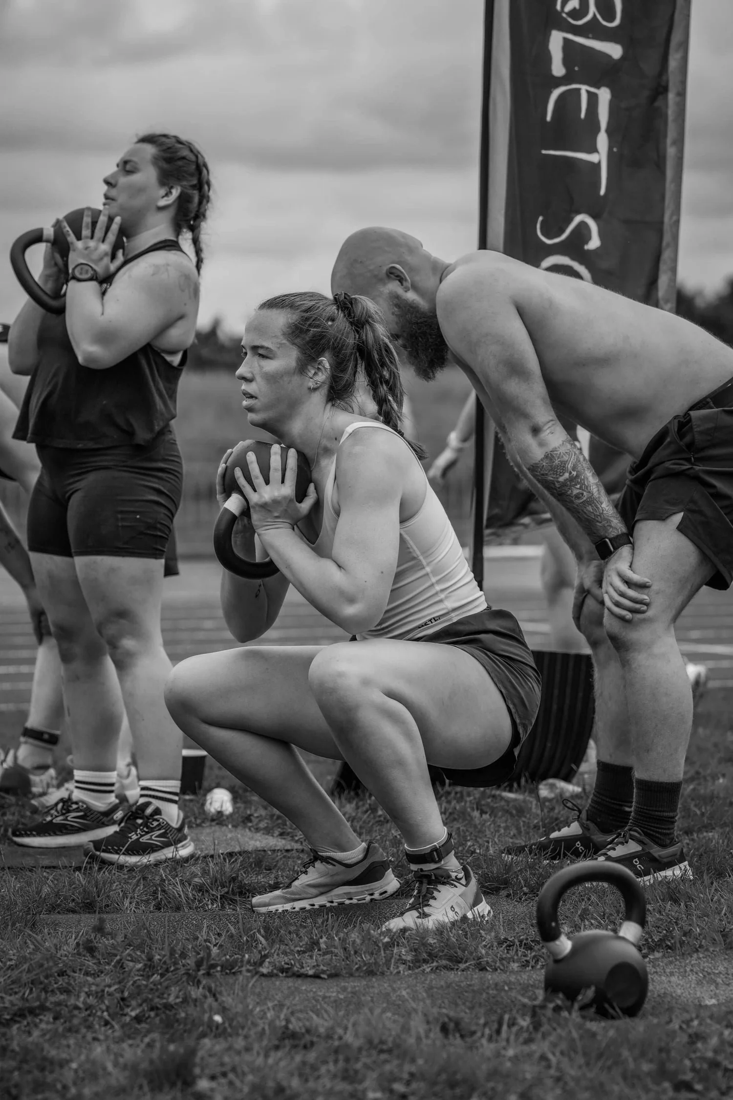 Atleta a realizar um agachamento «goblet» com kettlebell no «Goblet Squat Labour»