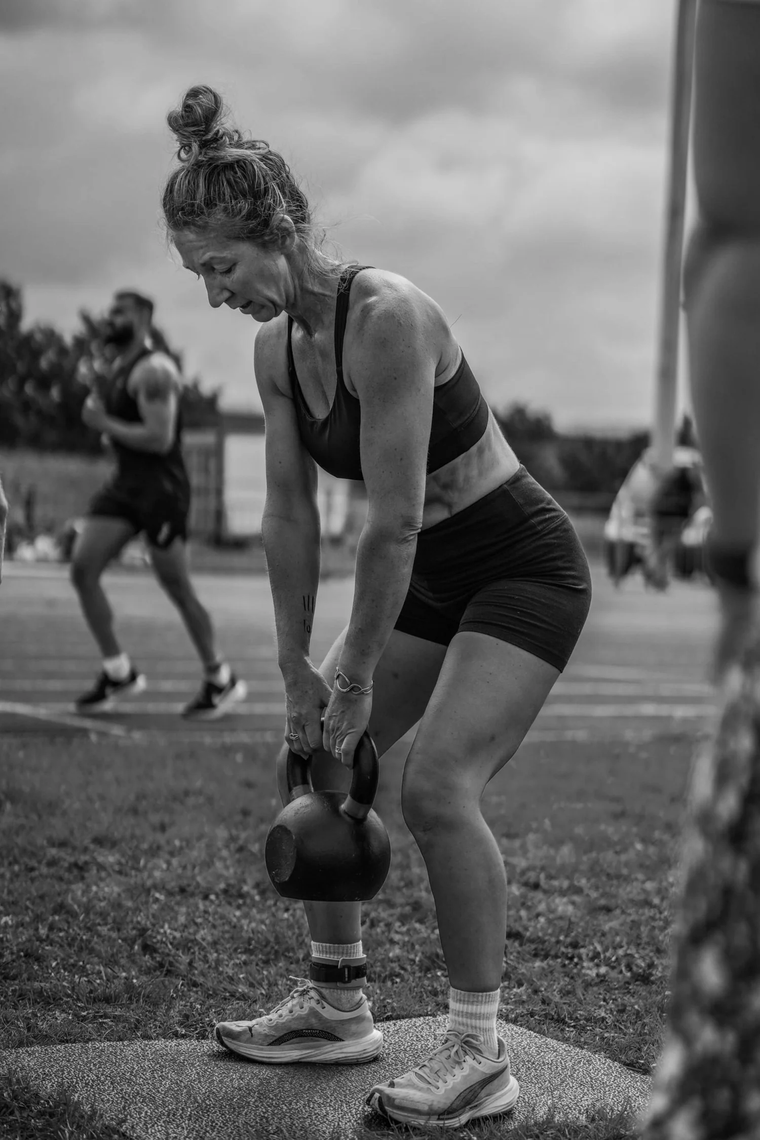 Atleta a realizar levantamentos terra com kettlebell no «Deadlift Labour»