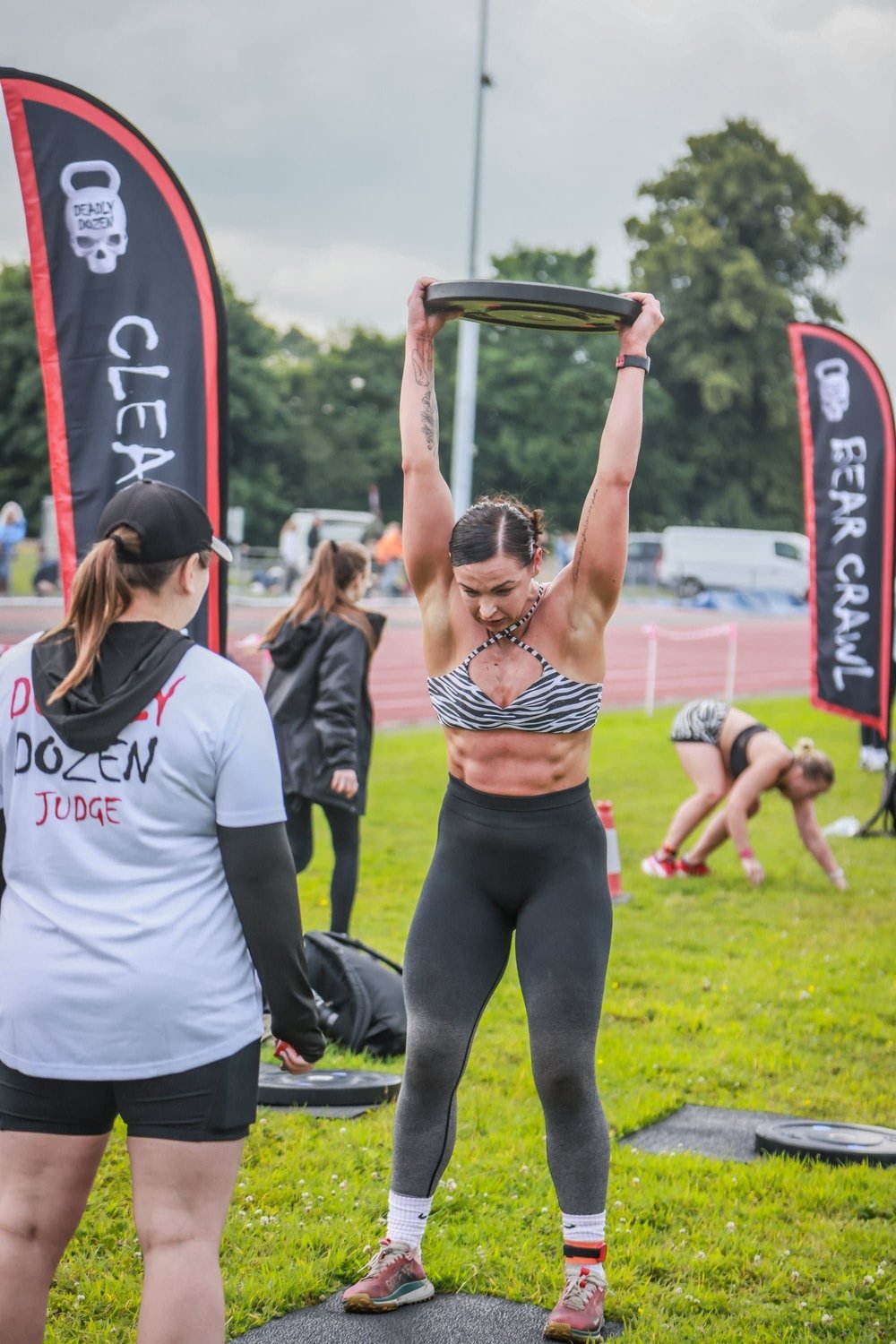 Juízes e atletas na pista num dia de corrida do «Deadly Dozen»